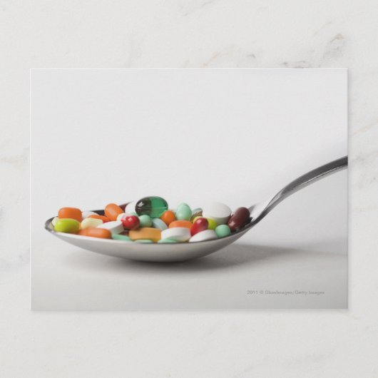 スプーンに丸い丸薬を詰める ポストカード (正面)