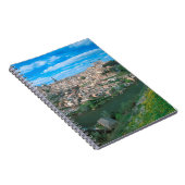 スペインのトレドの古代都市。 ノートブック (右側)