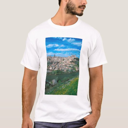 スペインのトレドの古都。 Tシャツ (正面)