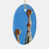 スペインのバルセロナにあるLa Sagrada Familiaのスパイア セラミックオーナメント (右)