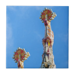 スペインのバルセロナにあるLa Sagrada Familiaのスパイア タイル