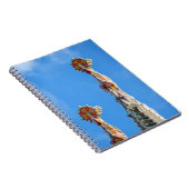 スペインのバルセロナにあるLa Sagrada Familiaのスパイア ノートブック (右側)