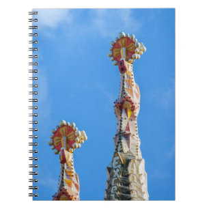 スペインのバルセロナにあるLa Sagrada Familiaのスパイア ノートブック