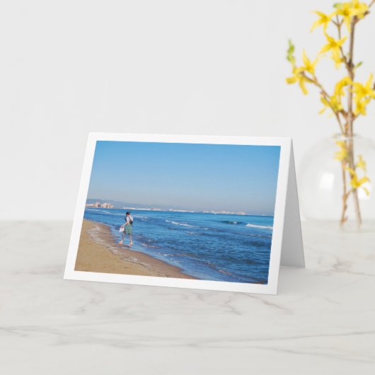 スペインのバレンシアにあるマルバロッサビーチを歩く カード (黄色い花)