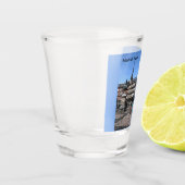 スペインのマドリッドにある広場の漫画アート ショットグラス (左)