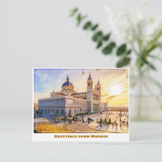 スペインのマドリードにあるアルムデナ大聖堂モダン ポストカード (スタンド正面)