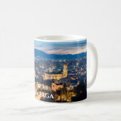 スペインのマラガにあるマラガ大聖堂の夜景 コーヒーマグカップ (正面右)