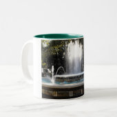 スペインのマルベラの泉。 ツートーンマグカップ (正面左)