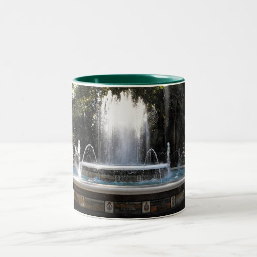 スペインのマルベラの泉。 ツートーンマグカップ (中央)