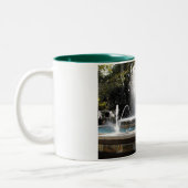 スペインのマルベラの泉。 ツートーンマグカップ (左)