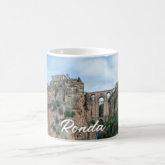 スペインのロンダにある古い歴史的な橋 コーヒーマグカップ (中央)