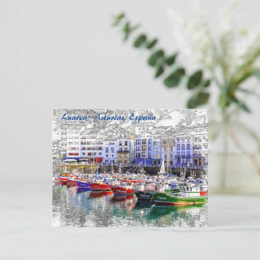スペインカラフルのアストゥリアス州ルアルカの魚釣りボート。 ポストカード (スタンド正面)