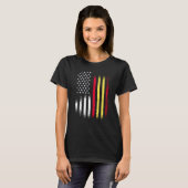 スペイン系アメリカ人の愛国者として育ったアメリカ国旗 S Tシャツ (正面フル)