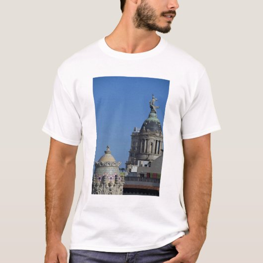 スペイン、カタルーニャ州、バルセロナ バルセロナの屋上 2 Tシャツ (正面)