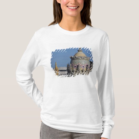 スペイン、カタルーニャ州、バルセロナ バルセロナの屋根裏 Tシャツ (正面)