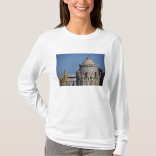 スペイン、カタルーニャ州、バルセロナ バルセロナの屋根 Tシャツ