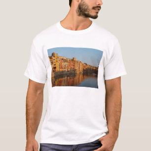 スペイン。カタロニア。ジェロナ。オニャールの家 Tシャツ