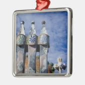 スペイン、カタロニア、バルセロナ。カーサ·バトロ(1906)。2 メタルオーナメント (左)