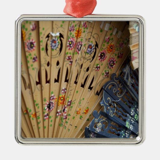 スペイン、カディズ州、セビリア。歴史的サンタ メタルオーナメント (正面)