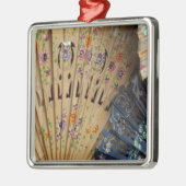 スペイン、カディズ州、セビリア。歴史的サンタ メタルオーナメント (左)