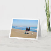 スペイン・バレンシアのビーチで犬と戯れるカップル カード (正面)