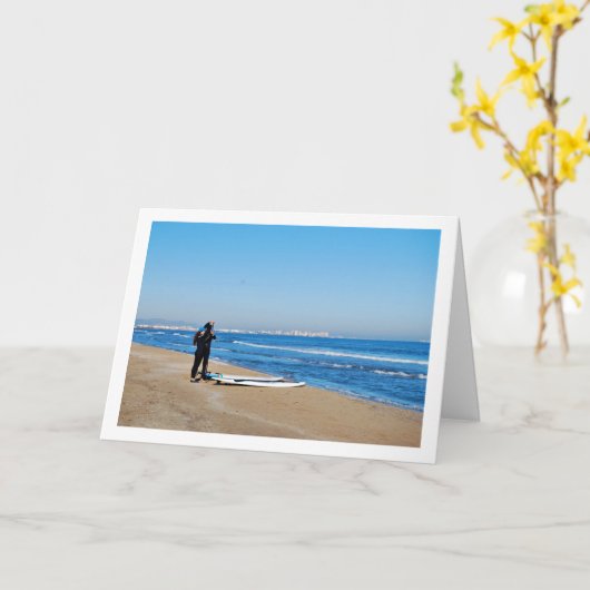 スペイン，バレンシアのマルヴァロッサビーチでサーファー カード (黄色い花)