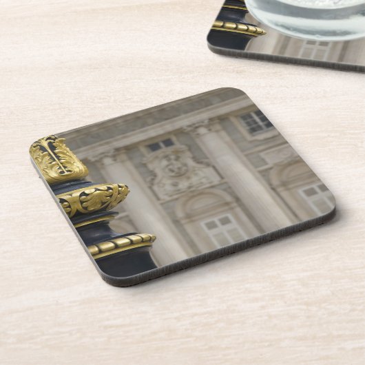 スペイン、マドリード。宮殿王室の、金華美箔付きランプ コースター (左側)