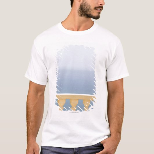 スペイン、肋骨Blanca、手すり上の海の眺め Tシャツ (正面)