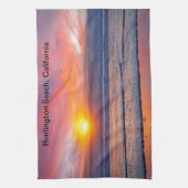 スペクタブルサンセットアットハンティントンビーチ，カリフォルニア キッチンタオル (縦)