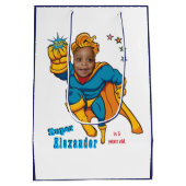 スペシャルスーパーヒーローアメージング飛んでいるフォト誕生日 ミディアムペーパーバッグ (裏面)