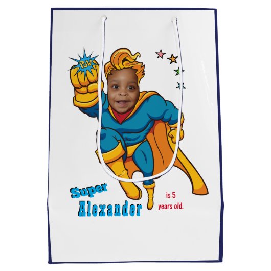 スペシャルスーパーヒーローアメージング飛んでいるフォト誕生日 ミディアムペーパーバッグ (裏面)