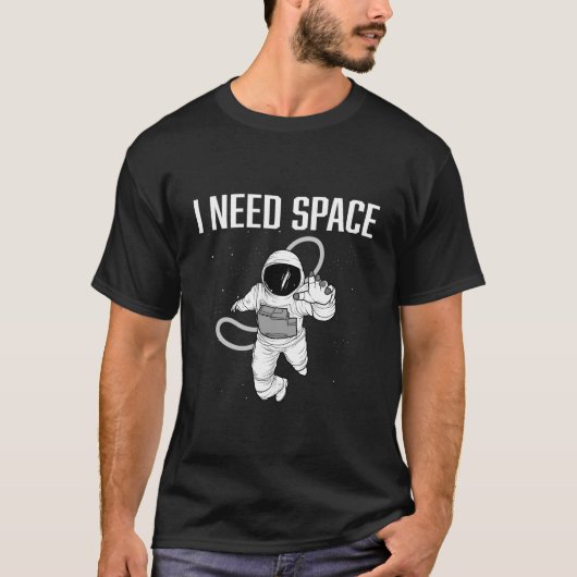 スペースが必要な宇宙飛行士 Tシャツ (正面)