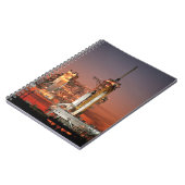 スペースシャトル・アトランティス、赤い空での打ち上げ ノートブック (左側)