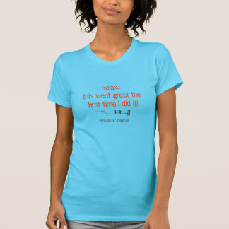 スポイトが付いているおもしろいな学生ナースのTシャツ Tシャツ