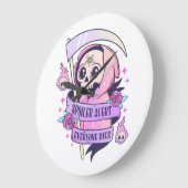 スポイラー警告みんな死ぬかわいいピンクのハロウィーンSk ラージ壁時計 (傾斜)