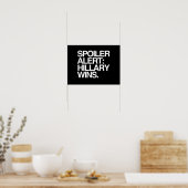スポイラー警告ヒラリー勝利 – ポスター引用文 – 白 –  ポスター (キッチン)