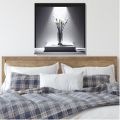 スポットライトの白いカラユリの花束 キャンバスプリント (インサイチュ (寝室))