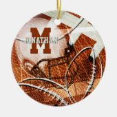 スポーツのギフトvarystalレターモノグラムフットボール セラミックオーナメント (正面)