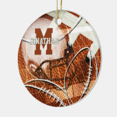 スポーツのギフトvarystalレターモノグラムフットボール セラミックオーナメント (左)