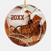 スポーツのギフトvarystalレターモノグラムフットボール セラミックオーナメント (裏面)