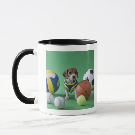 スポーツの球によって囲まれる子犬 マグカップ (左)