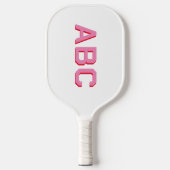 スポーツはっきりしたピンクと赤スタック3文字モノグラム ピックルボールラケット (正面)