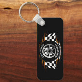 スポーツカーレーシング市松模様にフラグ通りレーサープロ キーホルダー (正面)