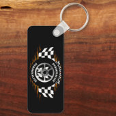 スポーツカーレーシング市松模様にフラグ通りレーサープロ キーホルダー (裏面)