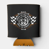 スポーツカーレースフレイムバーンアウト市松模様にフラグ 缶クーラー (裏面)