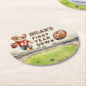 スポーツサッカーの最初の年ダウン男の子1歳の誕生日 ラウンドペーパーコースター (アングル)