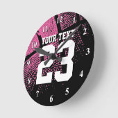 スポーツジャージー番号付きピンクバスケットボール時計 ラウンド壁時計 (傾斜)