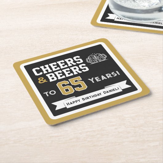 スポーツテーマのビールと乾杯の誕生日パーティー スクエアペーパーコースター (アングル)