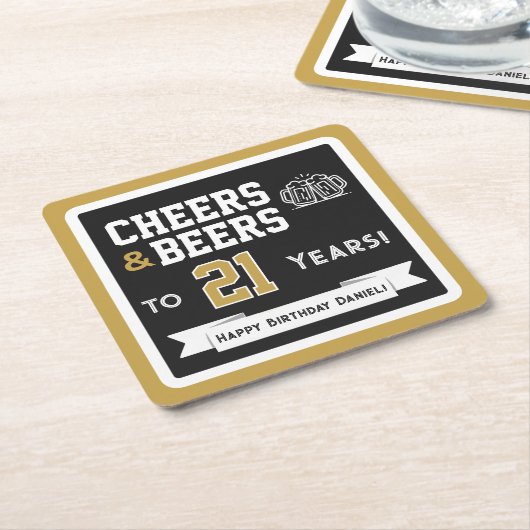スポーツテーマのビールと乾杯の誕生日パーティー スクエアペーパーコースター (アングル)
