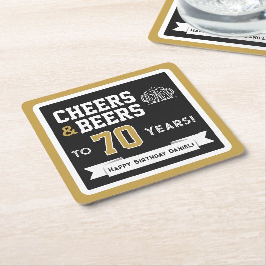 スポーツテーマのビールと乾杯の誕生日パーティー スクエアペーパーコースター (アングル)